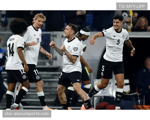 德国基米希右路多功能性，边后卫与后腰位置切换的战术适配